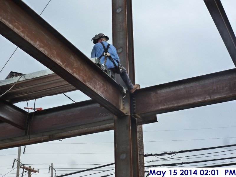 Welding the connection beam angles at Derrick -1 Facing South (800x600)